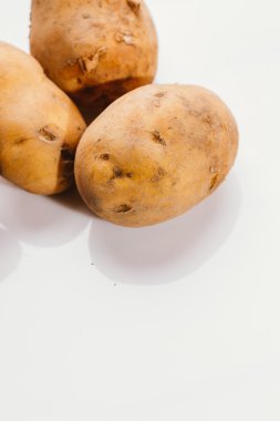 Beyaz arka planda taze çiğ patates.