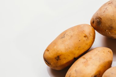Beyaz arka planda taze çiğ patates.