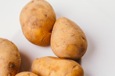 Beyaz arka planda taze çiğ patates.