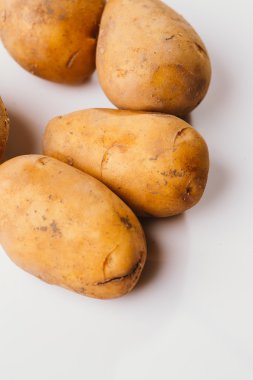 Beyaz arka planda taze çiğ patates.