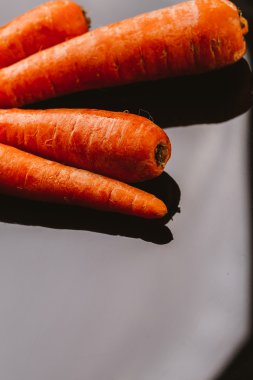 Siyah bir zemin üzerine taze çiğ havuç