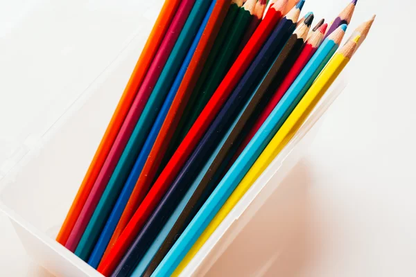 Lápis coloridos em um recipiente no fundo borrado — Fotografia de Stock