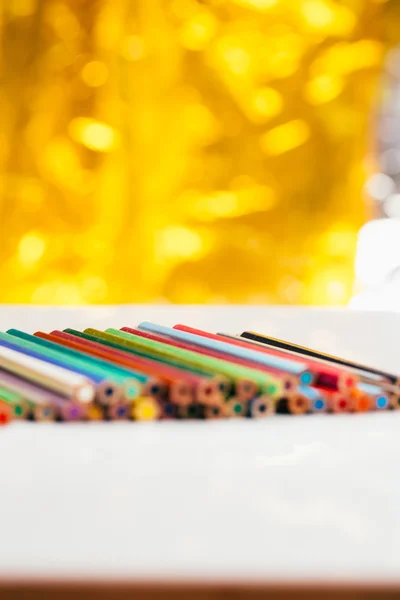 Lápices de colores en un recipiente sobre fondo borroso — Foto de Stock