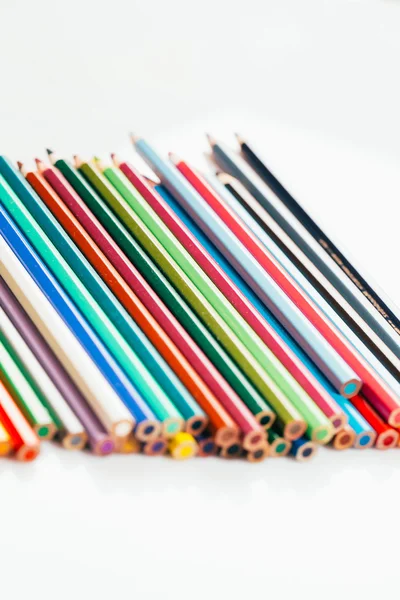 Lápices de colores en un recipiente sobre fondo blanco — Foto de Stock