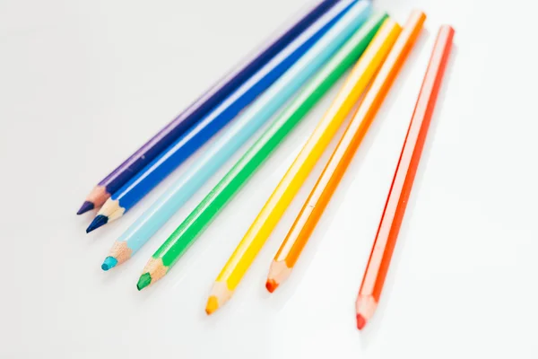 Lápices de colores en un colorante de arco iris contenedor — Foto de Stock
