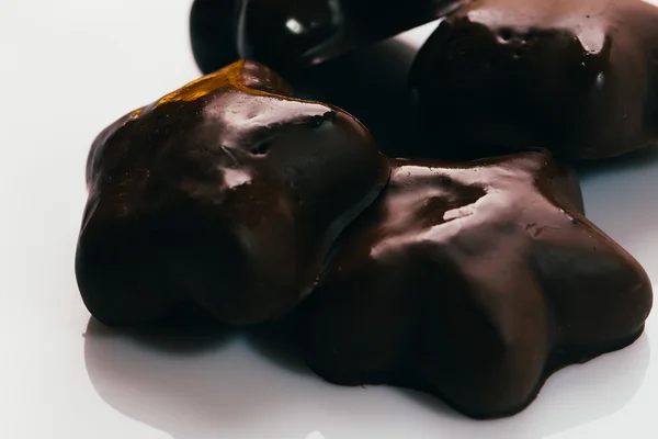 Schokoladen-Lebkuchen in Form eines Sterns auf weißem Hintergrund — Stockfoto