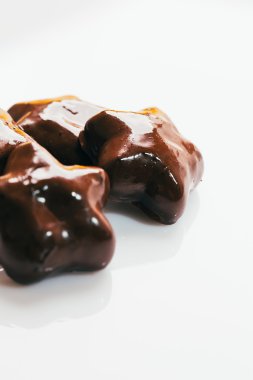 beyaz zemin üzerinde bir yıldız şeklinde çikolatalı kurabiye