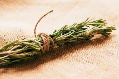 paket ile bir açık renkli Sivas'tan ipe bağlı dal biberiye