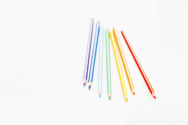 bir konteyner gökkuşağı boyama içinde renkli kalemler