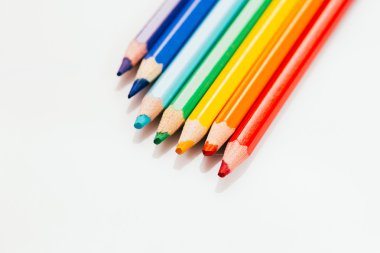 bir konteyner gökkuşağı boyama içinde renkli kalemler