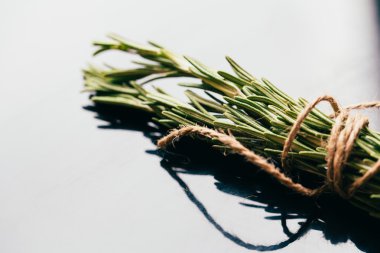 bohça-in karanlık ayna arka plan üzerinde dize ile bağlı dal biberiye