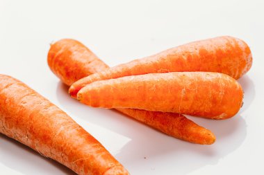 Beyaz bir arka plan üzerinde taze çiğ havuç