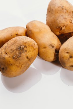 Beyaz arka planda taze çiğ patates.
