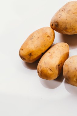 Beyaz arka planda taze çiğ patates.