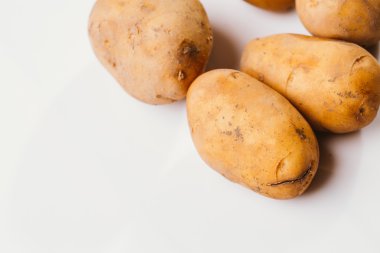 Beyaz arka planda taze çiğ patates.