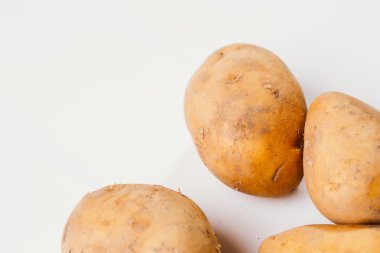 Beyaz arka planda taze çiğ patates.