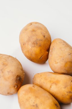 Beyaz arka planda taze çiğ patates.