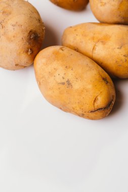 Beyaz arka planda taze çiğ patates.