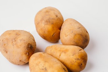 Beyaz arka planda taze çiğ patates.