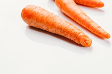 Beyaz bir arka plan üzerinde taze çiğ havuç