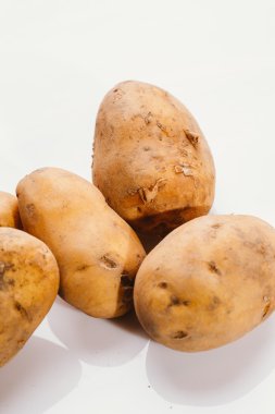 Beyaz arka planda taze çiğ patates.