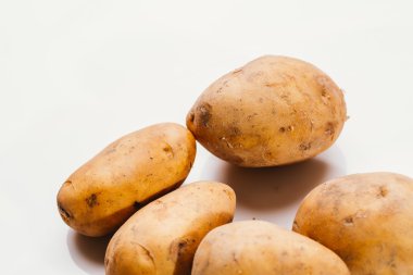 Beyaz arka planda taze çiğ patates.