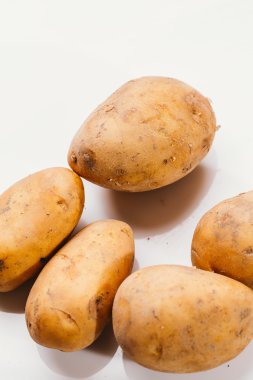 Beyaz arka planda taze çiğ patates.