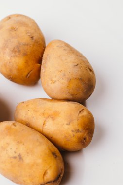 Beyaz arka planda taze çiğ patates.