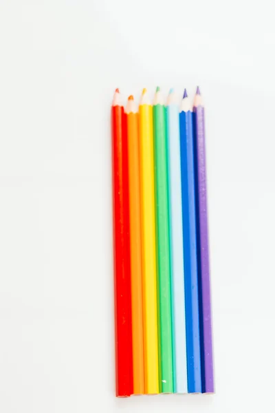 Lápices de colores en un colorante de arco iris contenedor — Foto de Stock