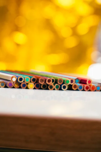 Lápices de colores en un recipiente sobre fondo borroso — Foto de Stock