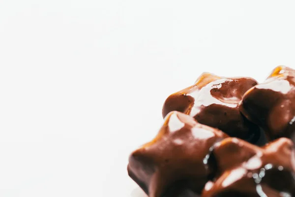 Chocolade peperkoek in de vorm van een ster op witte achtergrond — Stockfoto