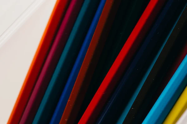 Lápis coloridos em um recipiente no fundo borrado — Fotografia de Stock