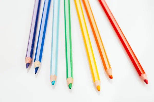 Lápices de colores en un colorante de arco iris contenedor —  Fotos de Stock