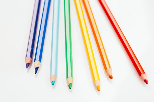 Lápices de colores en un colorante de arco iris contenedor — Foto de Stock