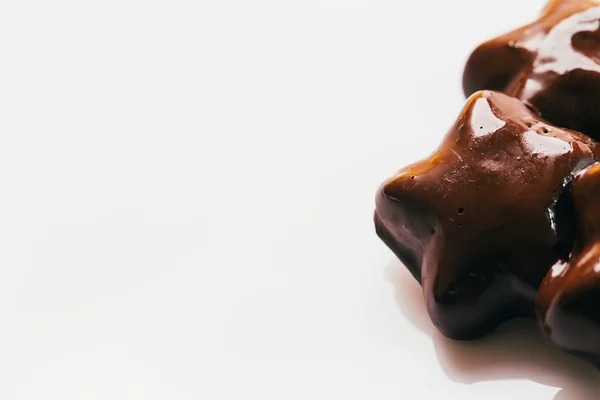 Schokoladen-Lebkuchen in Form eines Sterns auf weißem Hintergrund — Stockfoto