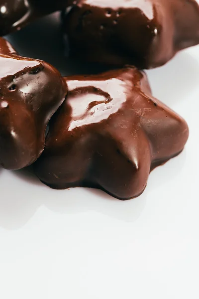 Pão de gengibre de chocolate na forma de uma estrela no fundo branco — Fotografia de Stock