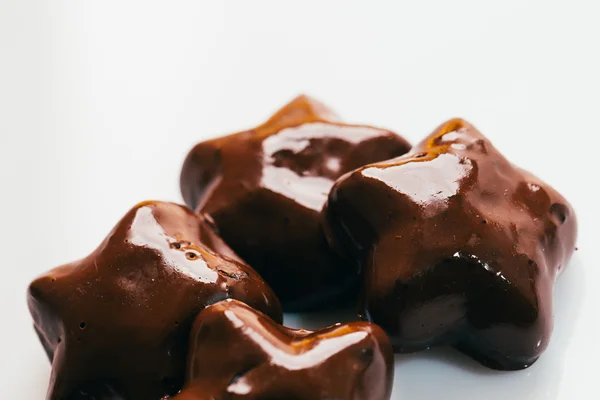 Pain d'épice au chocolat en forme d'étoile sur fond blanc — Photo