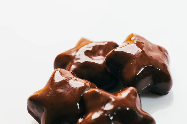 Pan de jengibre de chocolate en forma de estrella sobre fondo blanco — Foto de Stock