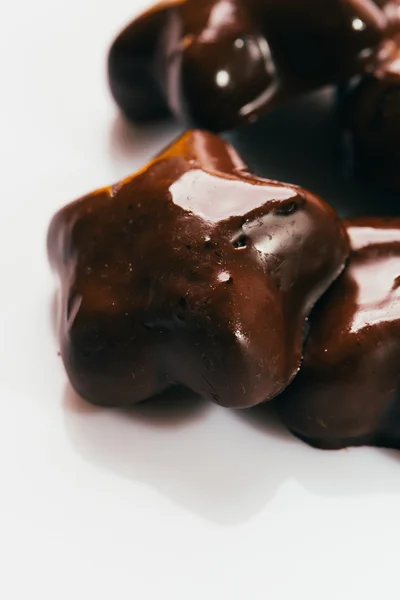 Pan de jengibre de chocolate en forma de estrella sobre fondo blanco — Foto de Stock