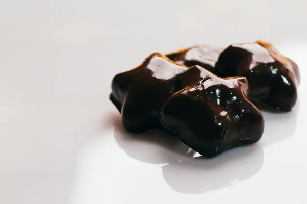Pan de jengibre de chocolate en forma de estrella sobre fondo blanco — Foto de Stock
