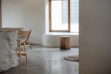 Kafe masaları ve sandalyeler tahtadan yapılmıştır. Kafe ya da restoran iç dekorasyon koltuğu