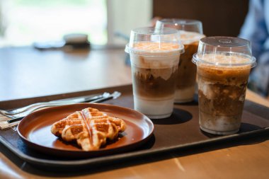 Buzlu kahve içecekleri ve waffle bir kafede tepside servis edilir..