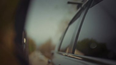 Arabanın yan pencere ve kapısının dış görünüşü bulanık..