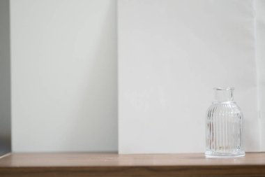 Beyaz arkaplanda boş cam vazo