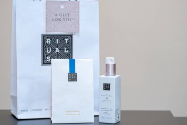 Vücut losyonu ve küçük hediye çantası içeren ritüeller.