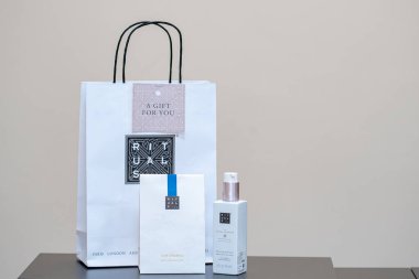 Vücut losyonu ve küçük hediye çantası içeren ritüeller.