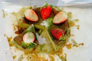 Taze çilekli ev yapımı kirazlı cheesecake..