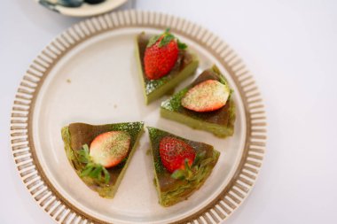 Taze çilekli yeşil kibritli cheesecake.