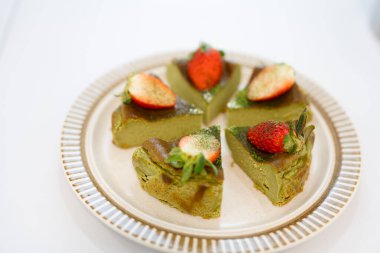 Taze çilekli yeşil kibritli cheesecake.