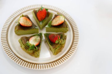 Taze çilekli kibrit peynirli kek.